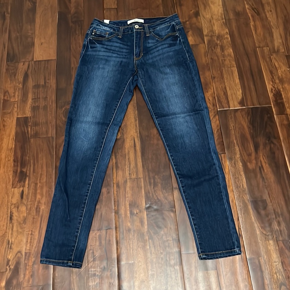 Womens KanCan Sz 9/28. 29in inseam. Skinny Jeans.
